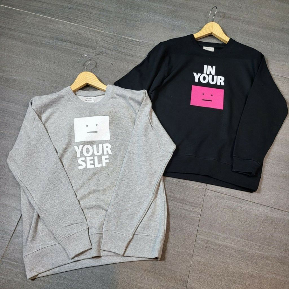 아크네 스마일 배색 맨투맨